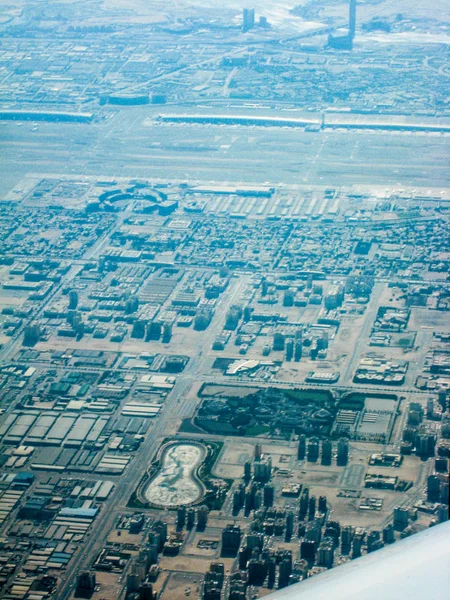 パノラマ市旅客機の窓からドバイ アラブ首長国連邦 — ストック写真