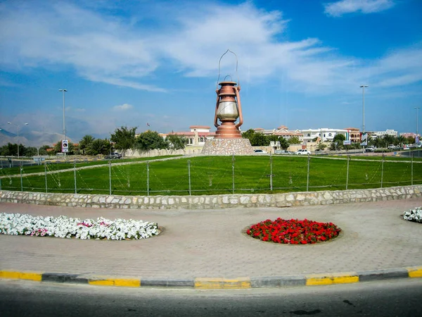 Il monumento sotto forma di lampada al cherosene nel parco di Dubai Emirati Arabi Uniti — Foto Stock