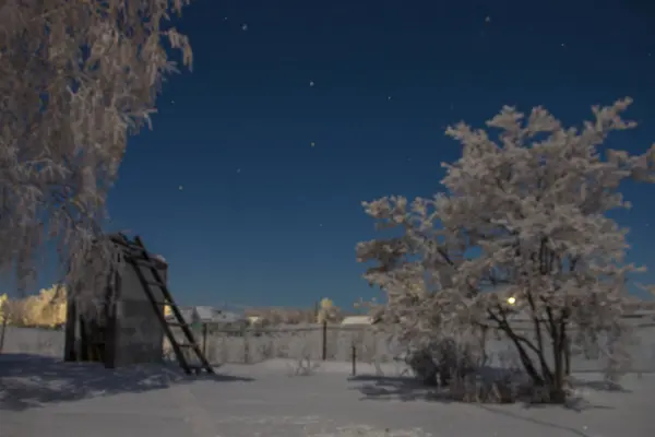 Ruská vesnice v noci proti hvězdné obloze. Dlouhá expozice — Stock fotografie