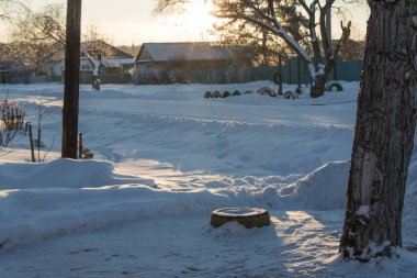 Kışın hava dondurma gün batımında Rus bir köyün ana caddesi
