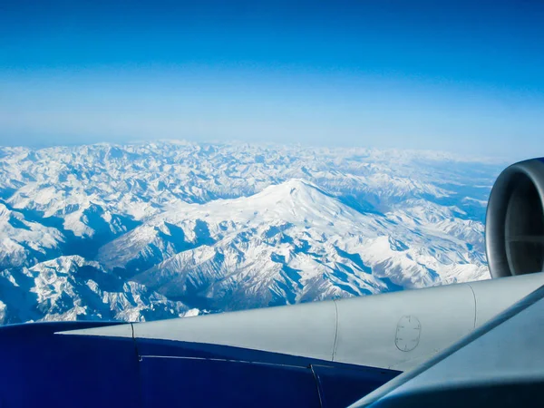 겨울에 산 Elbrus와 러시아의 북쪽 코 카 서 스에서 마운트 Elbrus 계곡에 항공기의 비행의 높이에서 파노라마 — 스톡 사진
