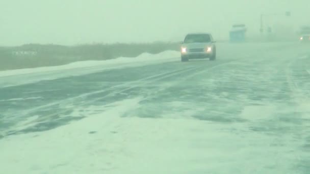 Tiroteio da cabina quando dirigindo em uma estrada de inverno na Sibéria, em tempo nevado — Vídeo de Stock