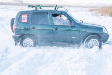 Off-Road bir karlı yol Sibirya Şampiyonası off-road spor arabalar Omsk 2018 yılında