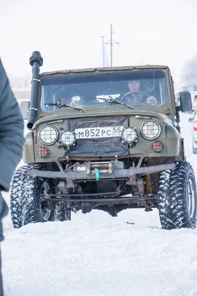 Off-Road på en snöig väg Siberian championship off-road sportbilar i Omsk 2018 år — Stockfoto