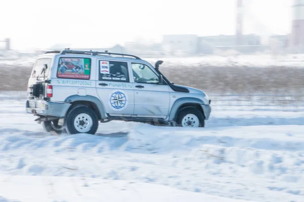 Offroad auf schneebedeckter Straße sibirische Meisterschaft Offroad-Sportwagen in omsk 2018 Jahr — Stockfoto