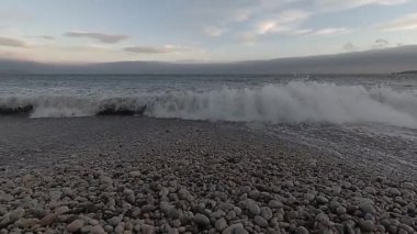 Sörf, Kırım 'da Karadeniz' in kayalık sahillerinde dalgalar