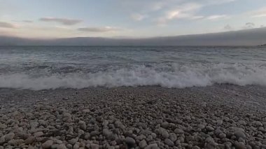 Sörf, Kırım 'da Karadeniz' in kayalık sahillerinde dalgalar.