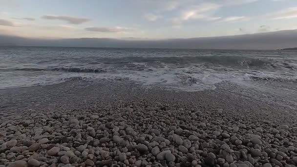 Surf, olas en la costa rocosa del Mar Negro en Crimea. cámara lenta — Vídeo de stock