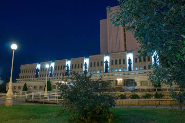 Omsk 'taki Puşkin kütüphanesinin güzel binası karanlık gökyüzüne karşı.