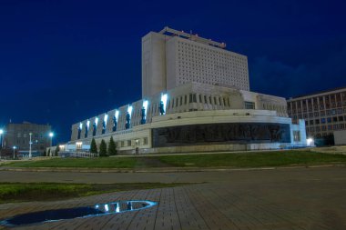 Omsk 'taki Puşkin kütüphanesinin güzel binası karanlık gökyüzüne karşı.