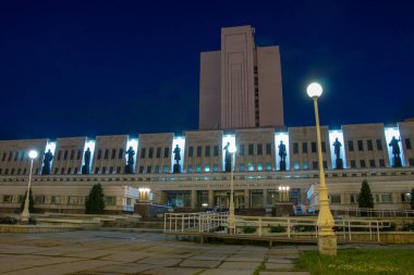Omsk 'taki Puşkin kütüphanesinin güzel binası karanlık gökyüzüne karşı.