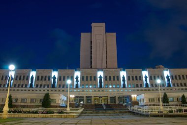Omsk 'taki Puşkin kütüphanesinin güzel binası karanlık gökyüzüne karşı.