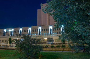 Omsk 'taki Puşkin kütüphanesinin güzel binası karanlık gökyüzüne karşı.