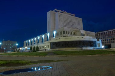 Omsk 'taki Puşkin kütüphanesinin güzel binası karanlık gökyüzüne karşı.