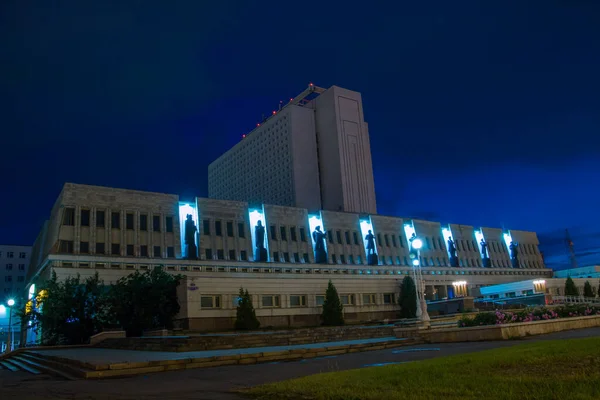 Belo Edifício Biblioteca Pushkin Omsk Noite Contra Céu Escuro — Fotografia de Stock