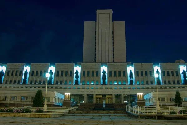 暗い空に対して夜にオムスクのプーシキン図書館の美しい建物 — ストック写真