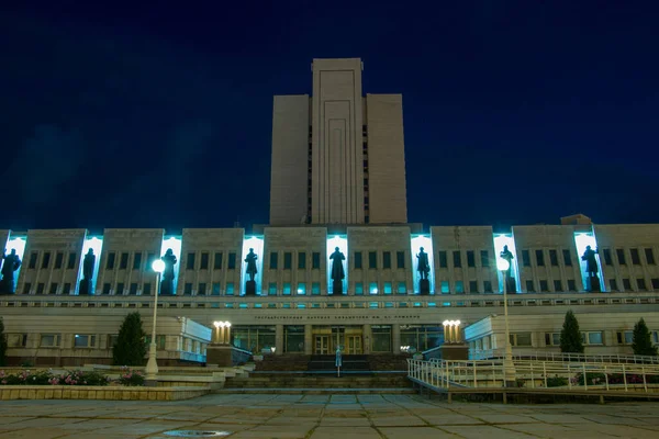 Belo Edifício Biblioteca Pushkin Omsk Noite Contra Céu Escuro — Fotografia de Stock