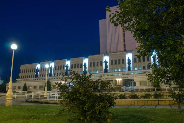 Belo Edifício Biblioteca Pushkin Omsk Noite Contra Céu Escuro — Fotografia de Stock