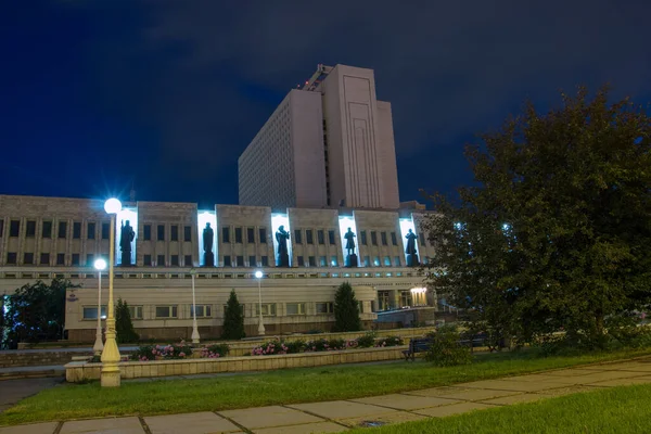 Schönes Gebäude Der Puschkin Bibliothek Omsk Bei Nacht Gegen Den — Stockfoto