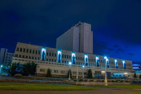 Belo Edifício Biblioteca Pushkin Omsk Noite Contra Céu Escuro — Fotografia de Stock