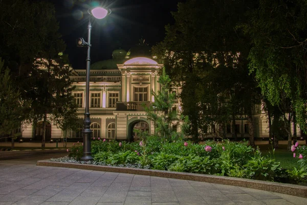 Academic drama theatre in Omsk Siberia Russia at night — Stock Photo, Image