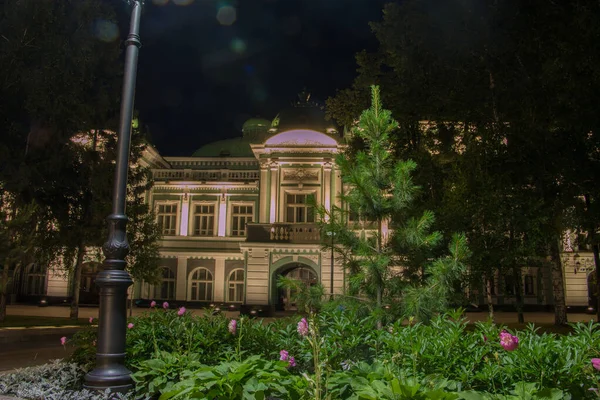 Teatro dramático acadêmico em Omsk Sibéria Rússia à noite — Fotografia de Stock