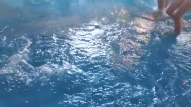 Su parkında saf mavi su dalgaları. yavaş çekim