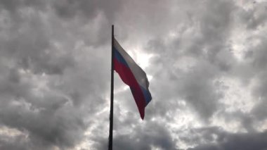 Rusya 'nın ulusal bayrağı rüzgarda sallanıyor. Yavaş çekim