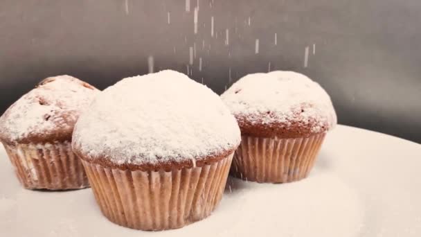 Ochucené Cupcake Sypat Práškovým Cukrem Restauraci Zpomaleném Filmu — Stock video