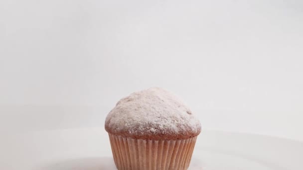 调味的纸杯蛋糕 慢动作地在餐馆里洒上糖粉 — 图库视频影像