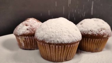 Üzerine pudra şekeri serpiştirilmiş güzel kokulu kek. yavaş çekim