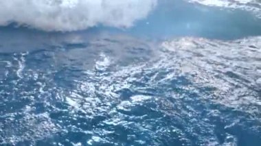 Su parkında saf mavi su dalgaları. yavaş çekim