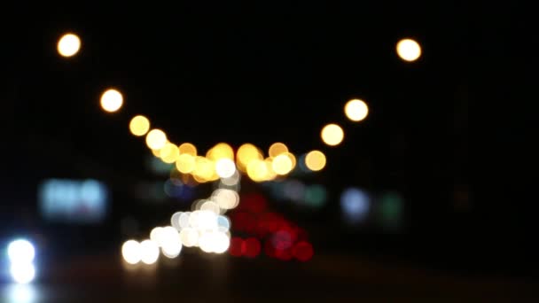 Luces borrosas en el cruce de la gran ciudad nocturna — Vídeos de Stock