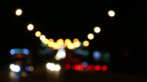Luzes de carro embaçadas no cruzamento da grande cidade noturna — Vídeo de Stock