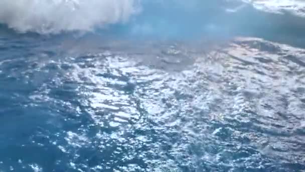 Κύματα καθαρού νερού στο υδάτινο πάρκο. αργή κίνηση — Αρχείο Βίντεο