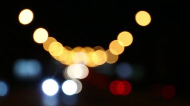 Bulanık araba ışıkları büyük gece şehrinin kavşağında.