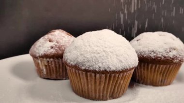 Üzerine pudra şekeri serpiştirilmiş güzel kokulu kek. yavaş çekim