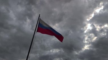 Rusya 'nın ulusal bayrağı rüzgarda sallanıyor. Yavaş çekim