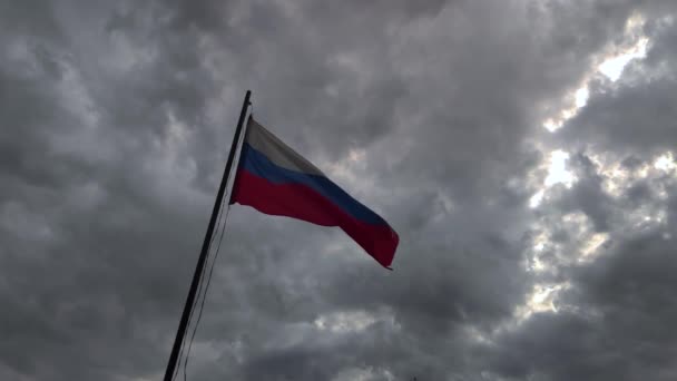 Ruská národní vlajka se rozvíjí ve větru. pomalé mo