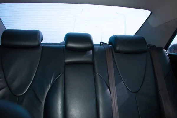 坐现代舒适汽车的后座 — 图库照片