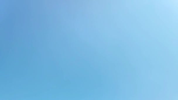 Langzame beweging van een straal water plons op blauwe lucht achtergrond — Stockvideo