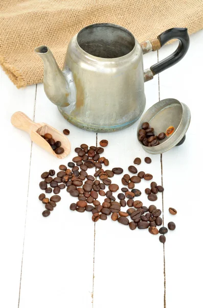 Старий кавовий горщик розлився і розлив кавові зерна — стокове фото