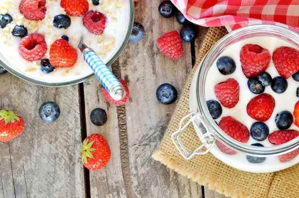 Weißer Joghurt in einer Schüssel mit Haferflocken, Blaubeeren, Himbeeren und Erdbeeren — Stockfoto