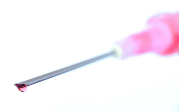 Detail injekční jehlu s kapkou krve, samostatný — Stock fotografie