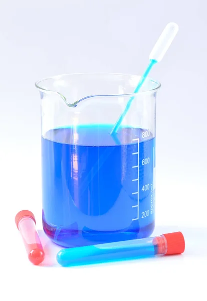 Chemikalienbecher mit in Wasser gelösten blauen Chemikalien — Stockfoto