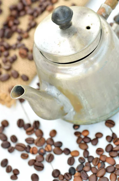 Old coffee pot spilled and spilled coffee beans — Stock Photo, Image