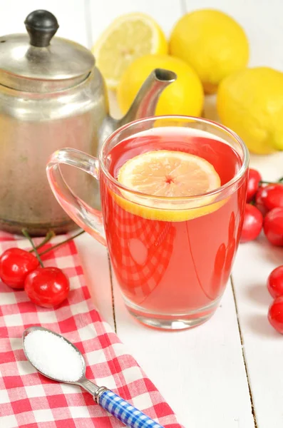 Dilim limon kupa, eski çaydanlık ve kiraz ile kiraz meyve çayı — Stok fotoğraf