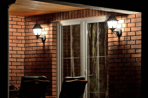 Moderne Hausterrasse (Patio) mit Gartenmöbeln in der Nacht — Stockfoto