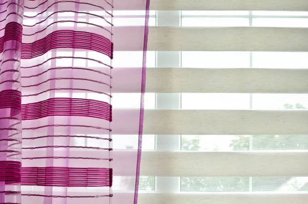 Venster blinds en paarse gordijn — Stockfoto