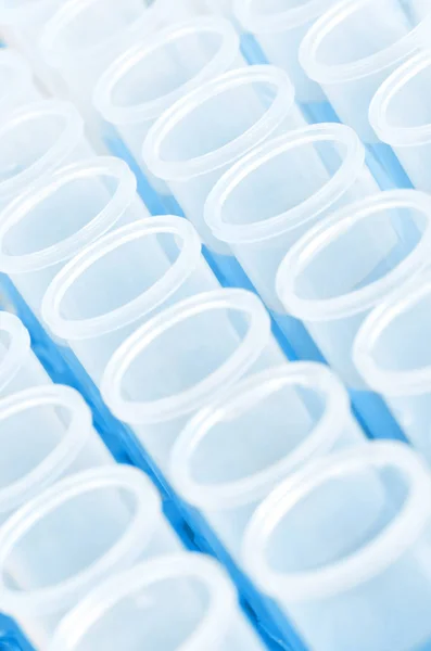Tubos de ensayo químicos de laboratorio de ciencia plástica azul —  Fotos de Stock